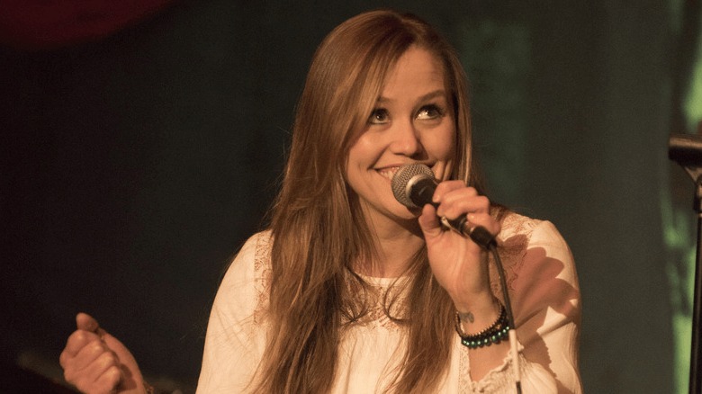 Josefine Cox wie alt
